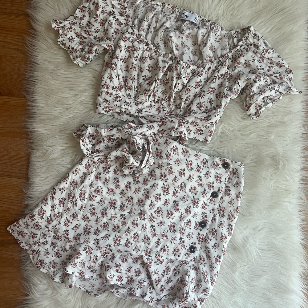 Hollister Floral Skirt & Tie Back Crop Top XS